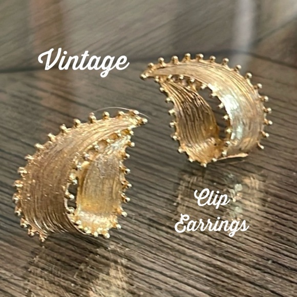 Vintage Leave Shaped Gold-tone Clip Earrings - Picture 1 of 13